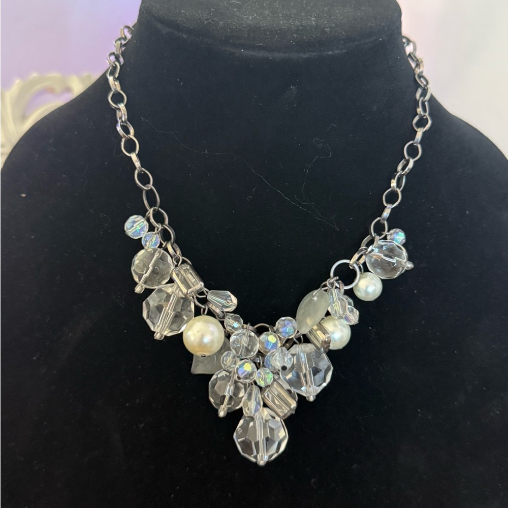 Chic Crystal and Pearl Necklace